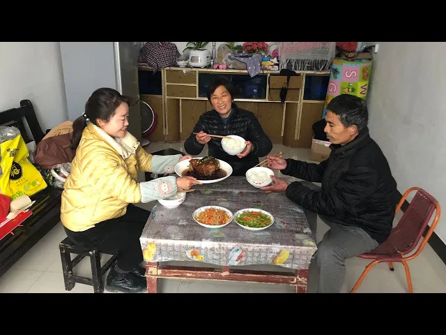 公婆爱吃酱肘子,儿媳买一个大猪肘,地锅蒸3小时,配着米饭吃过瘾